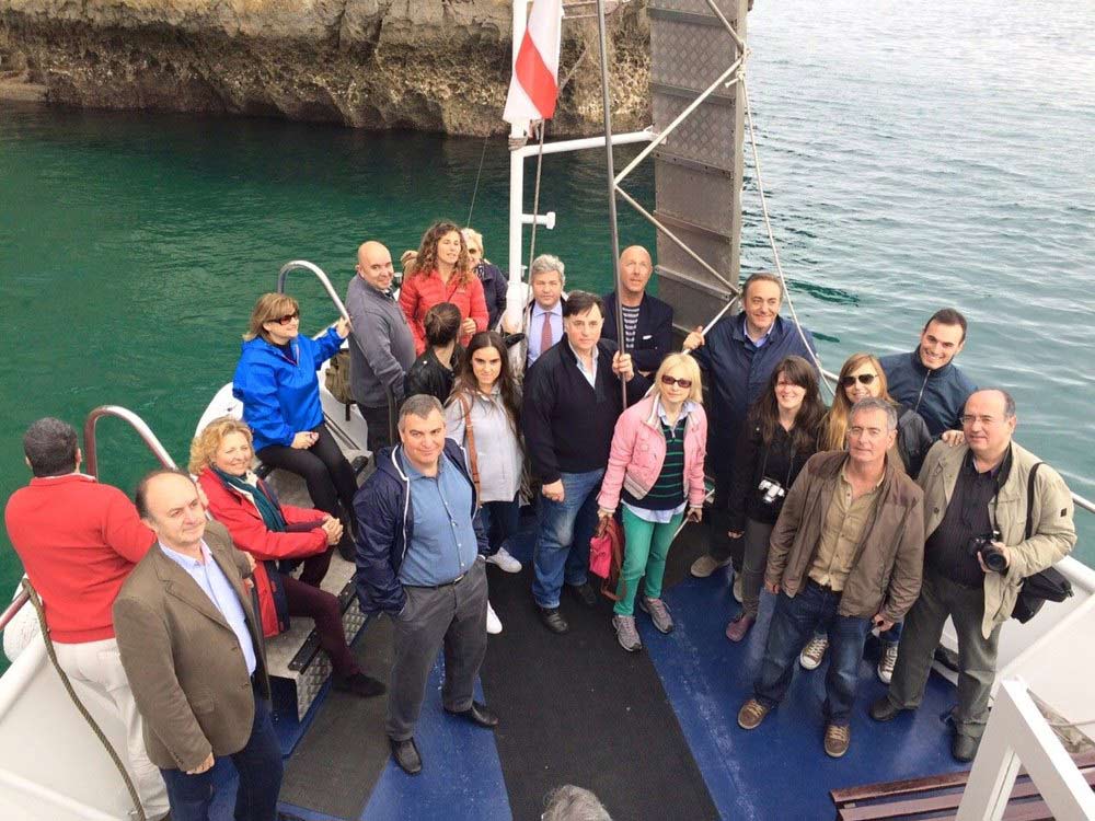 amigos faro del caballo en barco